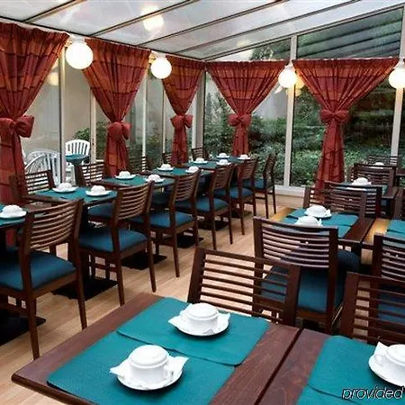 Hotell Izzy Issy-les-Moulineaux