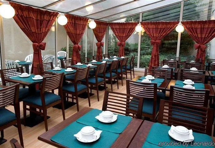 Hotel Izzy Issy-les-Moulineaux