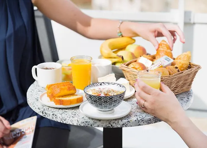 Hotel Izzy Issy-les-Moulineaux